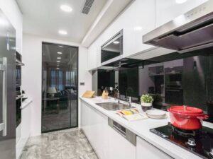 Thiết kế tủ bếp Acrylic chữ i cho không gian hẹp dài